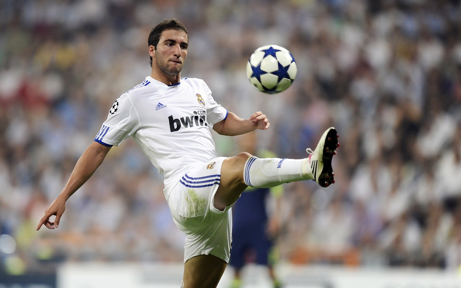 《虚拟偶像助阵:电竞比赛引入新元素》,虚拟 偶像